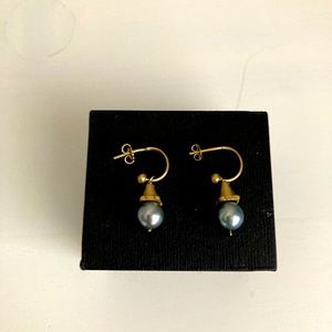 14kt black cultured pearl earrings.